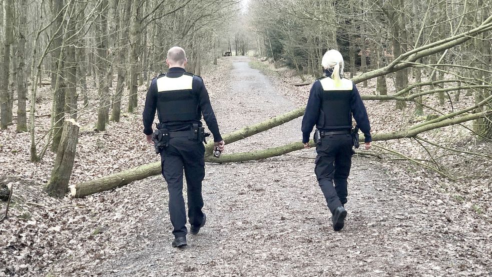 Zwei Polizeibeamte nahmen am Sonnabendnachmittag die Ermittlungen im Emder Stadtwald auf. Foto: H. Müller