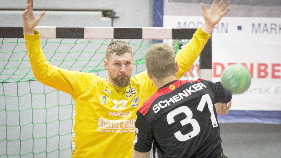 Aurichs Keeper Edgars Kuksa gelang am Sonnabend neben einigen Paraden auch ein eigener Treffer. Foto: Archiv, Doden, Emden