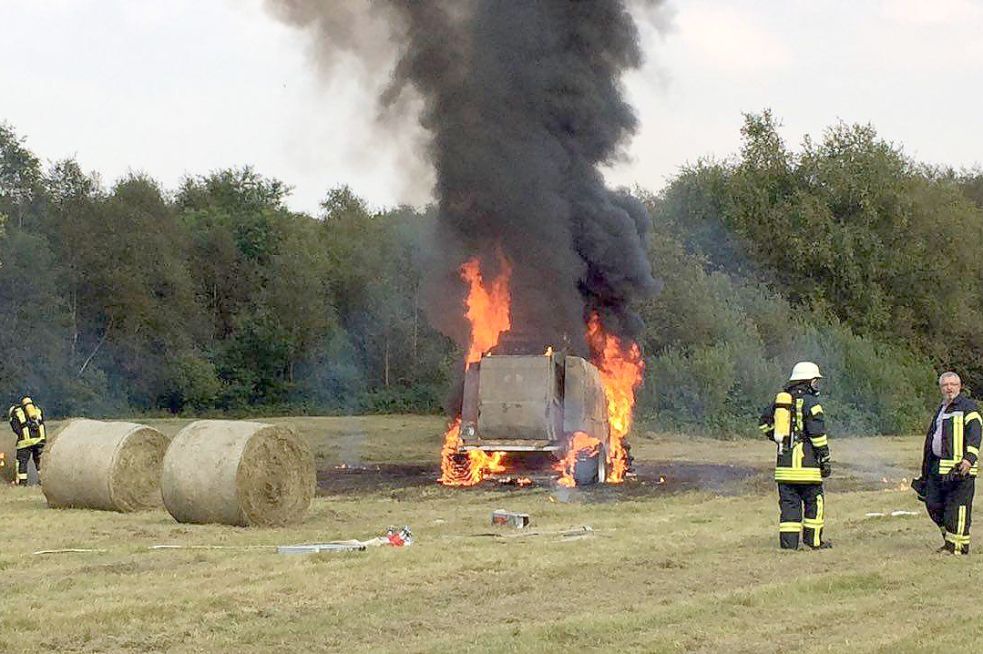 Ein schwarze Rauchsäule stieg auf. Bild: Sager