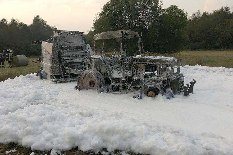 Die Wehren löschten auch mit Schaum, um Glutnester zu ersticken. Bild: Feuerwehr