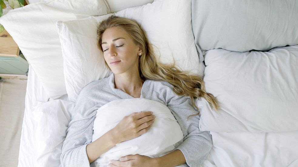 Viele fühlen sich im Winter schlapp und erschöpft – mehr Schlaf kann guttun. Foto: imago images/Westend61