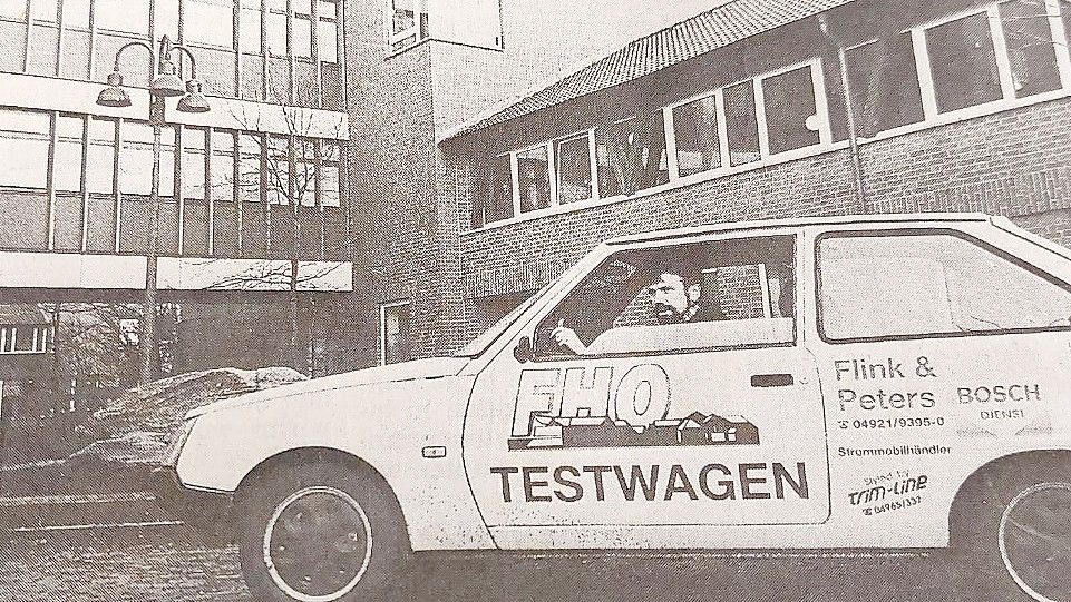 Der damalige OZ-Redakteur Alfred Meiborg testete 1994 das „Tavria Strommobil“ an der Fachhochschule. Die Einrichtung versteht sich seit jeher als „Motor der Region“ in Sachen Forschung.