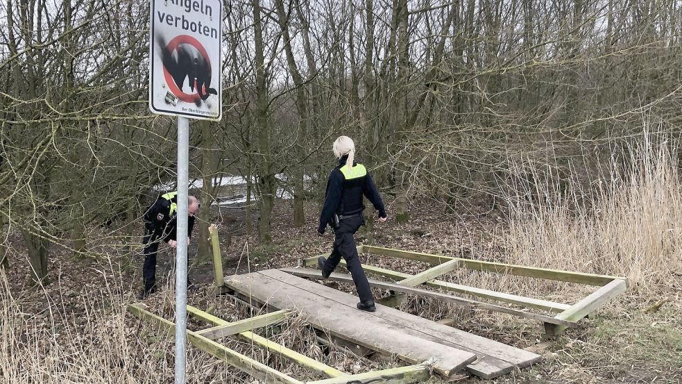 Polizeibeamte begutachteten auch diese komplett zerlegte Brücke, die zu einem Tümpel führt. Foto: H. Müller