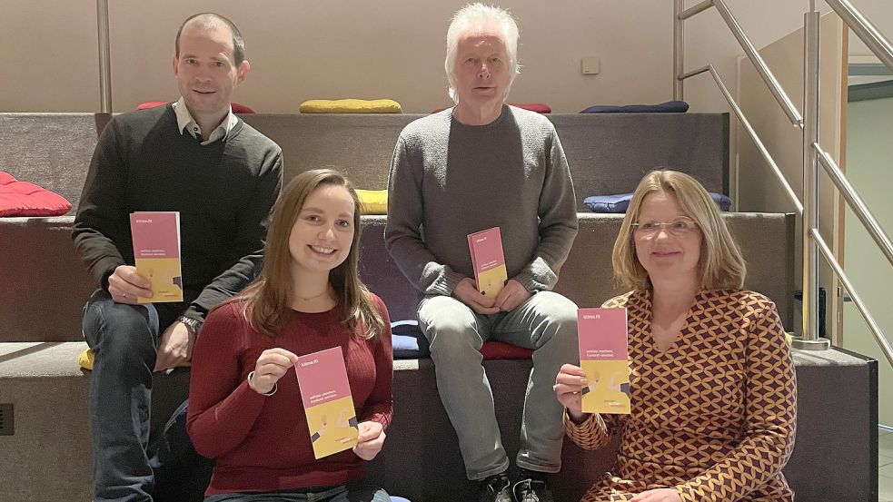 Sie stellten den Kurs vor (von links): Klimaschutzmanager Jann Gerdes, Kursleiter Hartmut Fresemann, Klimafolgenanpassungsmanagerin Ann-Cathrin Neumann und Silke Santjer von der VHS. Foto: Weiden