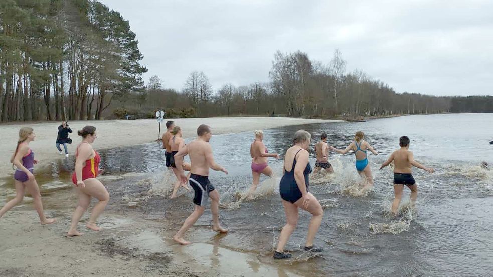 Im Sprint ging es ins vier Grad kalte Wasser.