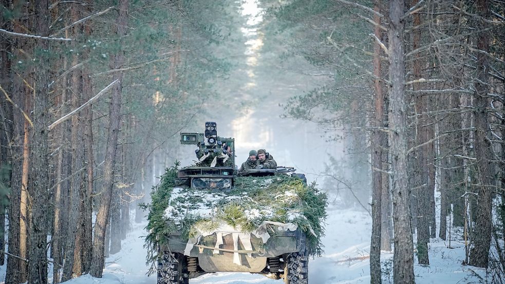 Auf Schneeketten durch den Wald: Verteidigungsminister Boris Pistorius auf dem gepanzerten Radfahrzeug Boxer während der Übung „Griffin Lightning“ in Pabradė. Foto: dpa/Kay Nietfeld