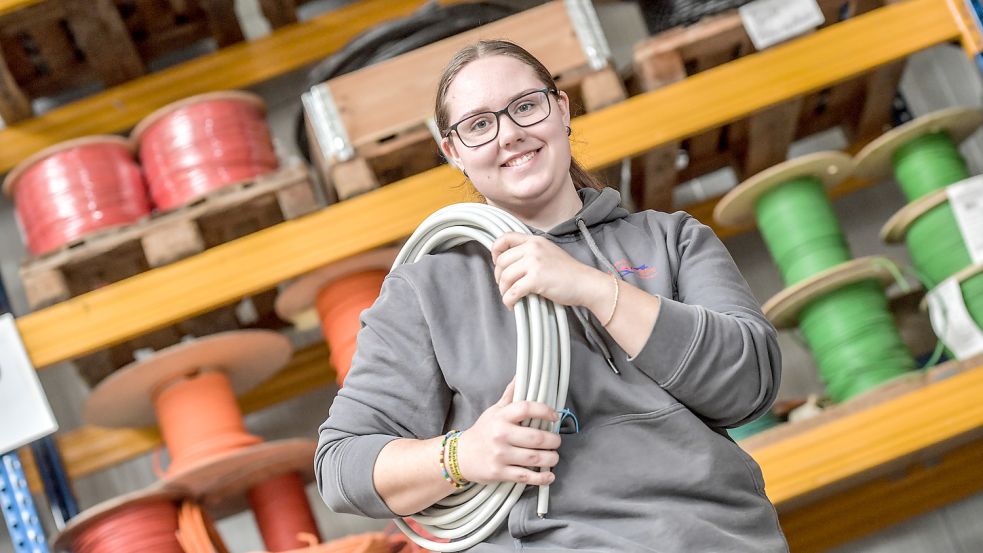 Eva Marie Folkers macht eine Ausbildung zur Elektronikerin für Energie und Gebäudetechnik bei Elektro Barth in Emden. Foto: Ortgies