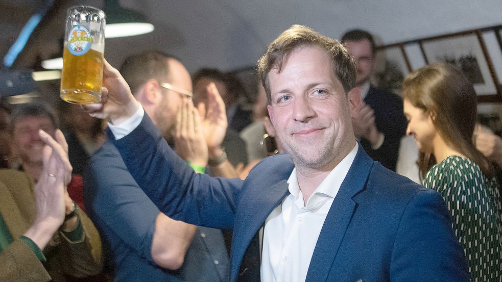 Grund zum Feiern: Nino Haase ist neuer Oberbürgermeister der Landeshauptstadt Mainz. Bekannt wurde der 39-Jährige auch durch eine Spielshow mit Stefan Raab. Foto: dpa/Sebastian Gollnow