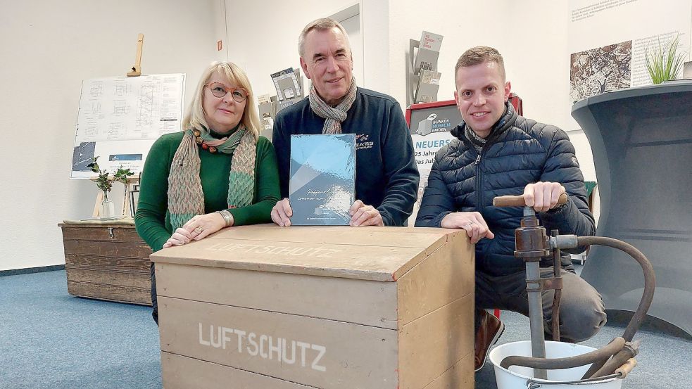 Sie blicken zuversichtlich nach vorn: Roswitha Franke, Wolfram Heidrich und Marten Klose vom Vorstand des Arbeitskreises Bunkermuseum. Foto: Hanssen/Archiv