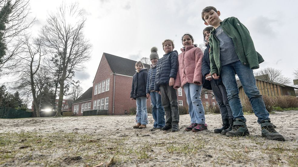 Hier fehlen Spielgeräte: Johanna (8, von links) , Freja (9), Carl (9), Mahsa (9), Nievada (8) und Jasper (8) hoffen, dass sich auf dem Schulhof bald was tut. Foto: Ortgies