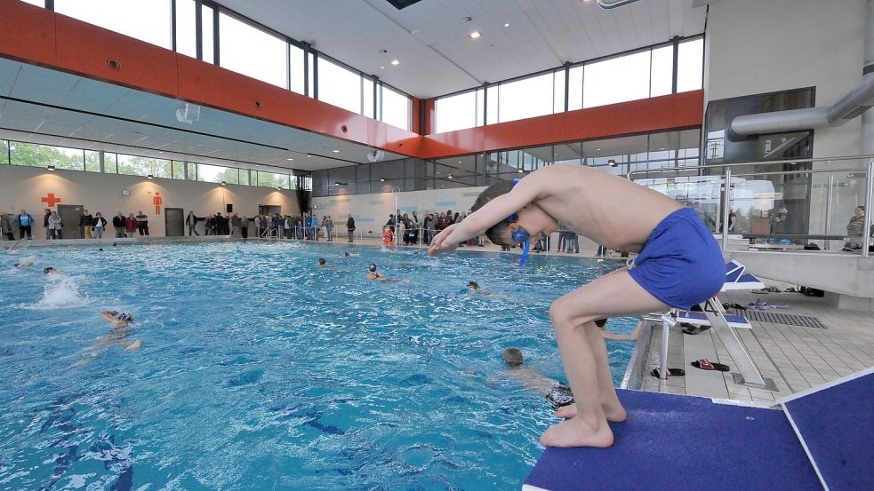 Das Freizeitbad De Baalje könnte auch Ziel des Auricher Sparwillens werden. Foto: Archiv/Ortgies