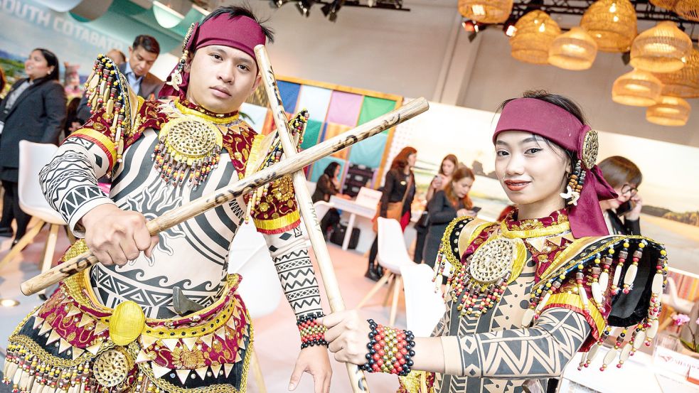 Eine Delegation von den Philippinen machte in traditionellen Kostümen Werbung für ihr Land als Urlaubsregion. Foto: dpa/Sommer