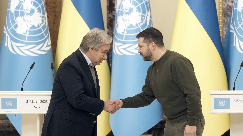 Wolodymyr Selenskyj (rechts), Präsident der Ukraine, gibt Antonio Guterres, Generalsekretär der Vereinten Nationen, während einer Pressekonferenz die Hand. Foto: AP