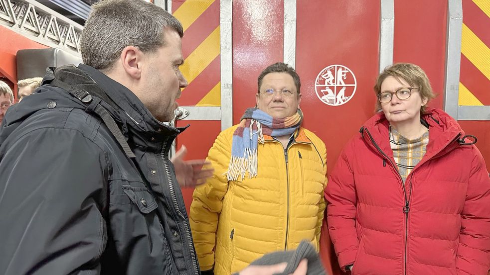 Norderneys Bürgermeister Frank Ulrichs (links) bei der örtlichen Feuerwehr im Gespräch mit Niedersachsens Gesundheitsminister Andreas Philippi und Landes-Innenministerin Daniela Behrens (alle SPD). Foto: Lars Laue