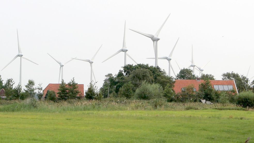 Die Nachbarschaft von Windrädern und Häusern kann problematisch sein. Foto: Oltmanns/Archiv