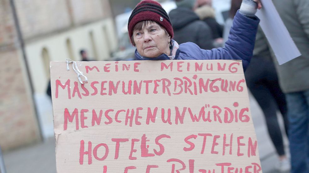 Protest in Grevesmühlen, Mecklenburg-Vorpommern, gegen eine geplante Flüchtlingsunterkunft: Wird es solche Szenen bald auch in Niedersachsen geben? Foto: Imago Images/BildFunkMV