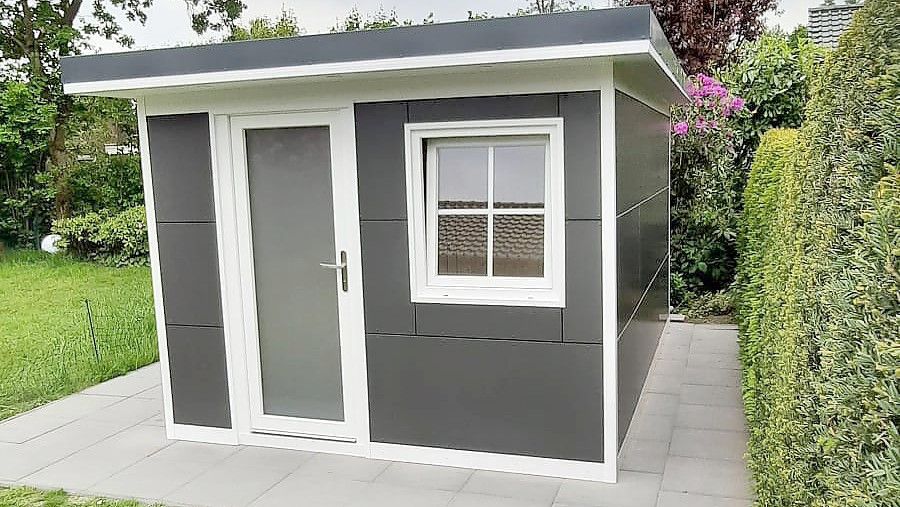 Was aussieht wie ein gemütliches Gartenhäuschen, ist in Wirklichkeit eine voll ausgestattete Sauna.