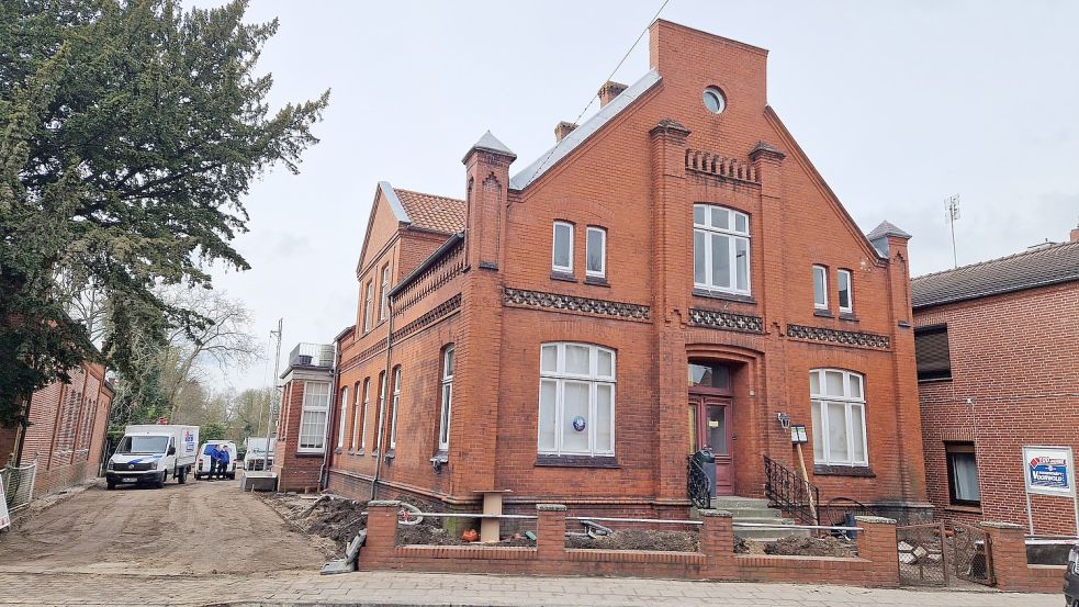 Das markante Gebäude an der Risiusstraße 11 wird saniert. Bis zum Spätherbst will dort Bernd Brinker mit seiner Hautarztpraxis einziehen. Foto: Gettkowski