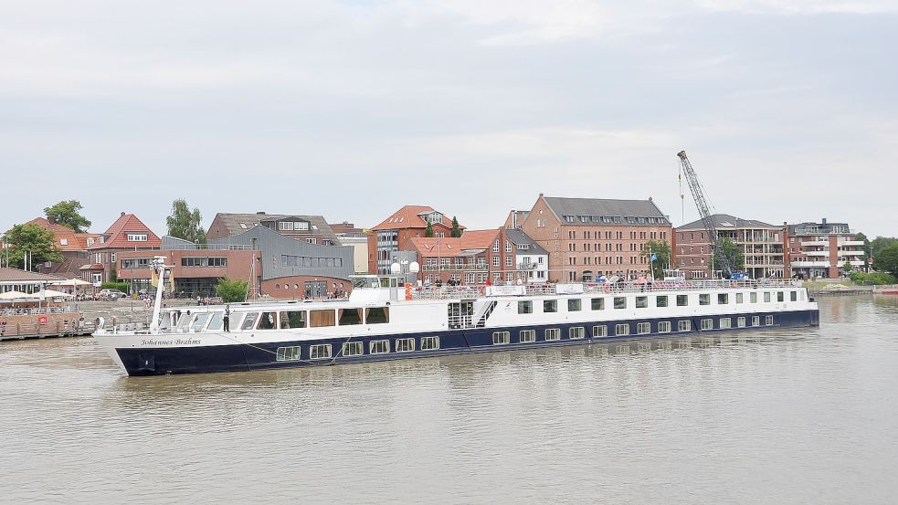 Am Freitag besucht die „MS Johannes Brahms“ wieder den Leeraner Hafen. Foto: Wolters