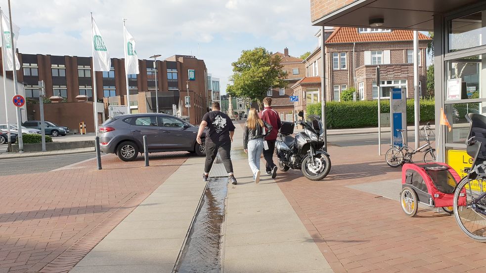 Es bleibt in der Ledastraße alles so, wie es ist. Auch die Wasserrinne bleibt weiter offen. Foto: Mielcarek/Archiv