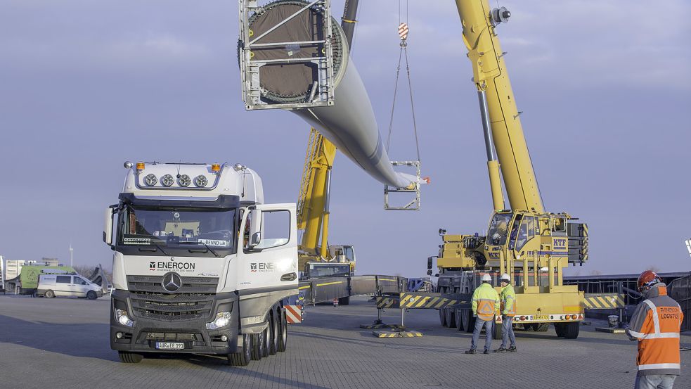 Gerade die riesigen Rotorblätter der neuesten Enercon-Anlagen-Generation EP5 sorgen für lange Schwertransporte. Foto: Klaas Eissens/Enercon