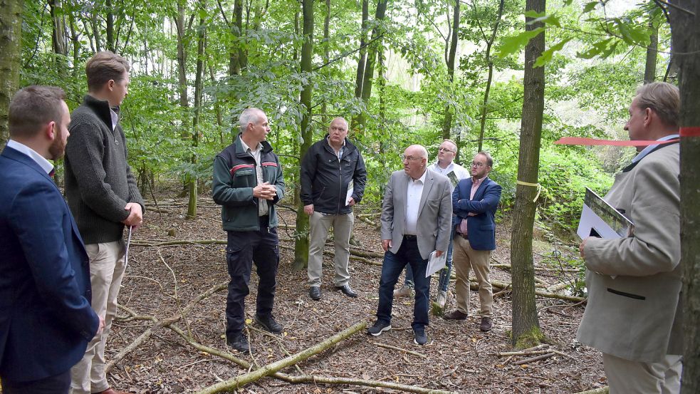 Uwe Grimm (3. von rechts) hat vor 20 Jahren den Emder Stadtwald angelegt und erklärte im September 2020 bei einer Waldbegehung mit FDP-Mitgliedern sowie Enno Herlyn (links) und Christoph Cordes (2. von rechts) vom Schloss Gödens den Bestand. Foto: Hanssen/Archiv