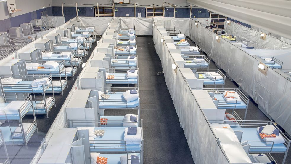 Blick in eine Flüchtlingsunterkunft: Diese Betten werden mittlerweile für Ankommende aus der Ukraine genutzt, denn die Unterkunft steht in Bayern. In Niedersachsen stehen derweil viele Einrichtungen leer. Foto: Imago Images/Wolfgang Maria Weber