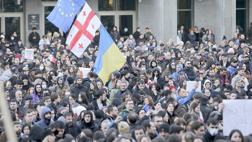 Vor allem für viele junge Menschen in Georgien ist klar, wo die Zukunft des Landes liegen soll - im Westen. Foto: picture alliance/dpa/AP/Zurab Tsertsvadze