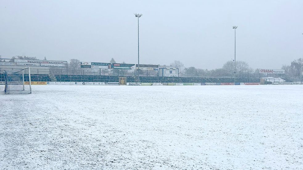 Keine Chance auf Fußball: Der Rasen im Ostfriesland-Stadion ist unbespielbar. Foto: privat