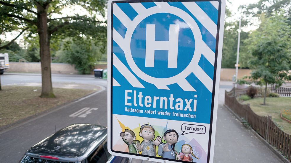 Sogenannte Elterntaxis an Schulen sind ein Problem für die Verkehrssicherheit. Foto: Peter Steffen/dpa