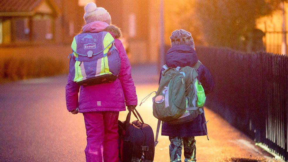 Der Schulweg ist einigen Eltern für ihre Kinder alleine zu gefährlich. Andere bringen ihren Nachwuchs aus Bequemlichkeit mit dem Auto. Foto: Julian Stratenschulte/dpa