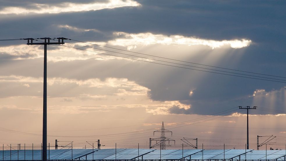 Die Bundesregierung will Dampf machen beim Ausbau erneuerbarer Energien. Entlang von Bahntrassen und Autobahnen soll der Bau von PV-Anlagen beschleunigt werden. Auf aufwendige Bauleitplanung wird in diesen privilegierten Gebieten verzichtet. Foto: Pixabay