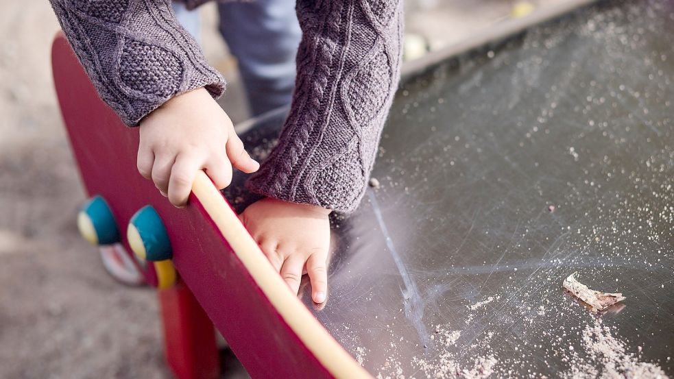 Die Kritik einer Familie an der Kita in Borssum habe laut Hennig Meyer (FDP) auch auf das Spielen draußen abgezielt. Demnach hätten Kinder nicht mehr rausgedurft, weil sie sich im Gruppenraum nicht mehr hätten aufwärmen können. Dem widerspricht der Kita-Träger. Symbolfoto: Pixabay