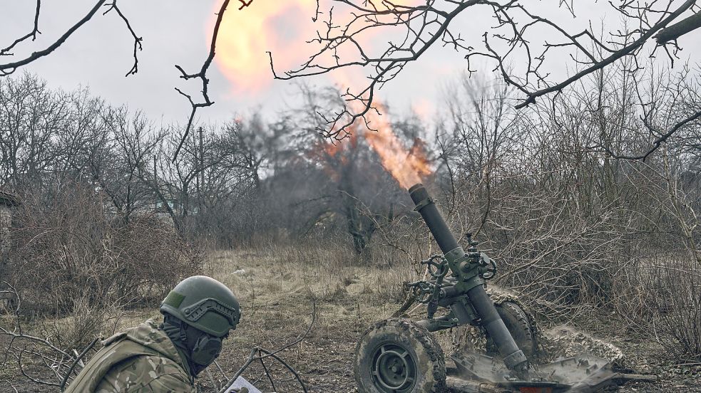 Mehr als 60 Deutsche aus dem Bereich der Politisch motivierten Kriminalität sind bereits ins ukrainische Kriegsgebiet ausgereist Foto: Libkos/AP/dpa