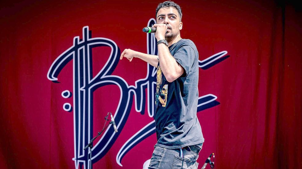 Der Kreuzberger Sänger Andac Berkan Akbiyik alias BRKN beim Heroes Festival. Foto: Imago Images / HMB-Media