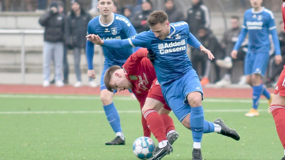 Die Esenser Finn Rosenboom (links) und Niklas Sukowski (Dritter von links) machten gegen Pewsum ein starkes Spiel. Foto: Doden, Blomberg