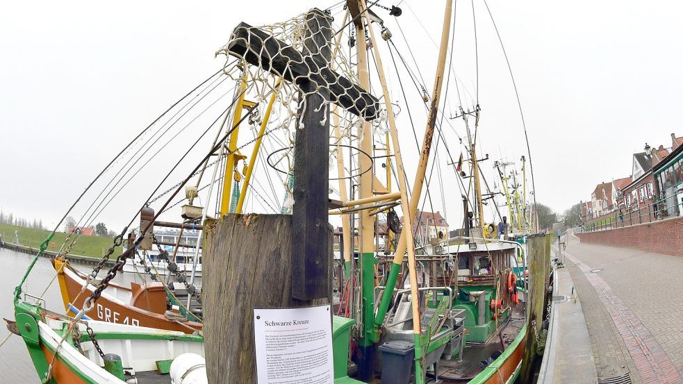 Einschwarzes Kreuz, darunter ein Aushang: Es ist der Anfang des Krabbenfischerprotestes in Greetsiel. Foto: Wagenaar
