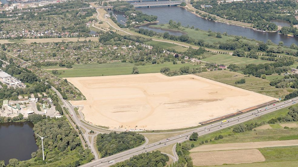 Die mit Sand aufgeschüttete Fläche in Hamburg-Neuland, direkt an der A1 -Anschlussstelle Harburg. Foto: Rege Hamburg
