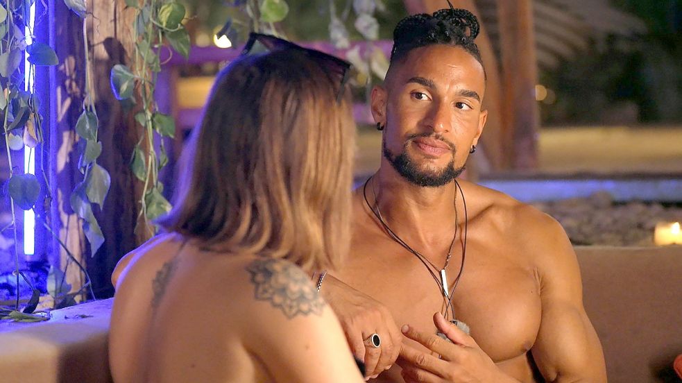 Bachelor 2023: David gibt Saskia Nachhilfe in Sachen Alltagsrassismus. Foto: RTL