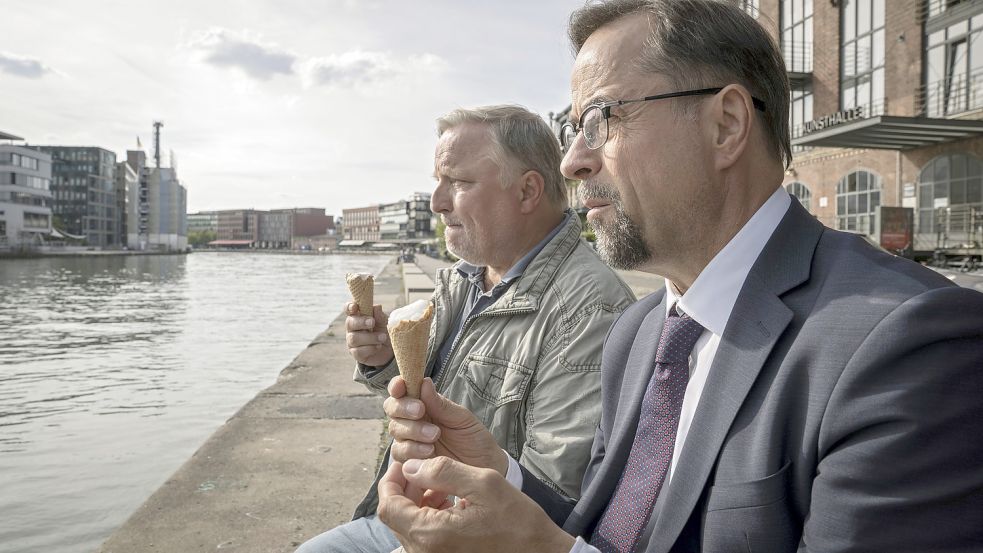 Wie sie arbeiten, würde manch einer gerne Urlaub machen: Thiel (Axel Prahl, links) und Boerne (Jan Josef Liefers) mit einem Eis am Hafen von Münster. Foto: WDR/Bavaria Fiction/Thomas Kost