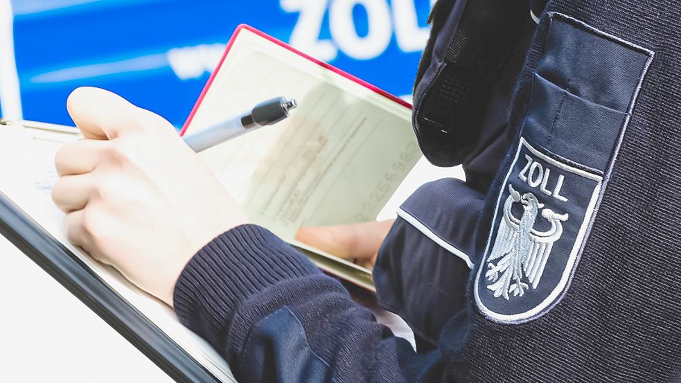 Die Zöllner kontrollierten die Unterlagen der Arbeitgeben und Beschäftigten. Foto: Hauptzollamt Oldenburg