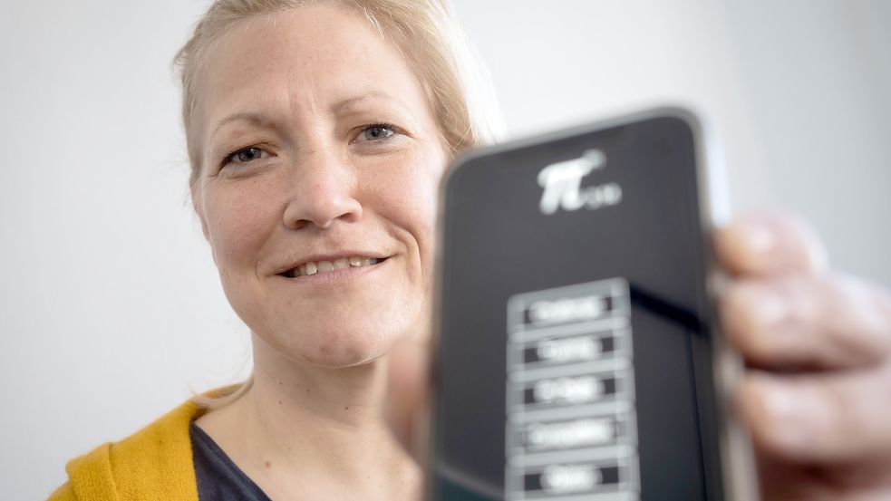 Polizei-Hauptkommissarin Susanne Hippauf zeigt in ihrem Wohnzimmer im Stadtteil Bockenheim eine App auf dem Handy für ihr Gedächtnistraining der Nachkommastellen der Kreiszahl Pi. In Emden stellte sie am Freitag einen neuen deutschen Rekord auf. DPA-Archivfoto: Rumpenhorst