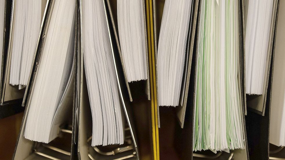 Ob Beschlüsse der politischen Gremien auch umgesetzt werden? Da setzt man in der Krummhörn unter anderem auf gute Aktenführung. Symbolfoto: DPA