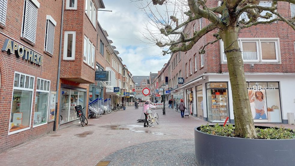 Die Rondell-Bank vor der Apotheke soll noch vor Ostern montiert werden. Die Pflasterarbeiten sind schon weit vorangeschritten und etwa in der unteren Mitte der Fußgängerzone angekommen. Foto: Hanssen