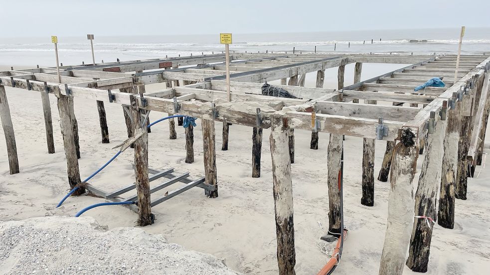 Die Holzkonstruktion für die Strandaufbauten ist an der Weißen Düne nicht mehr nutzbar. Die Stämme waren in den vergangenen Jahren immer im Sand verborgen. Foto: Boschbach