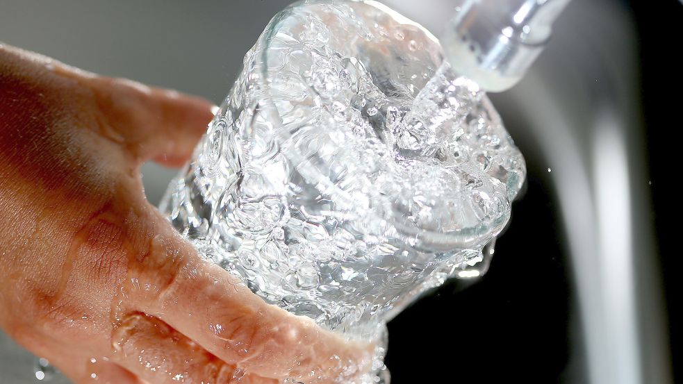 So transparent kommt das Wasser fast überall in Ostfriesland aus der Leitung, nur auf den ostfriesischen Inseln nicht. Foto: Archiv