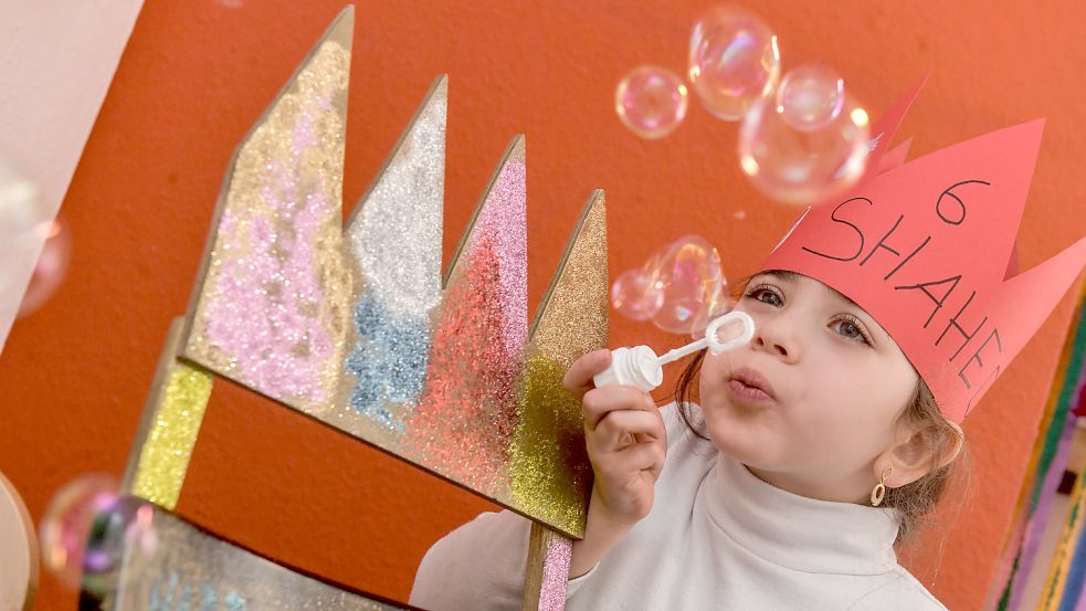 Shahed feierte vergangene Woche ihren sechsten Geburtstag im Kindergarten Bärenhöhle in Filsum. Dabei durften Geburtstagsstuhl, Krone und Seifenblasen nicht fehlen. Foto: Ortgies