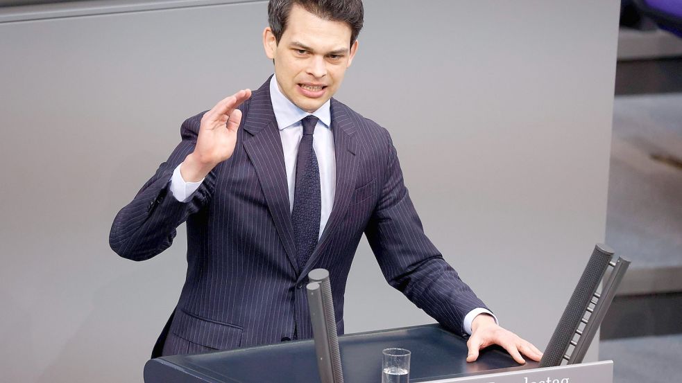 Christoph Ploß bei seiner Rede im Deutschen Bundestag: Der Hamburger CDU-Chef irritiert mit einer Aussage zu E-Fuels. Foto: imago images/Metodi Popow