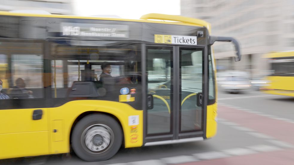 Mit dem bundesweiten Deutschlandticket sollen ab Mai alle Bürger den Nah- und Regionalverkehr für 49 Euro monatlich nutzen können. Foto: dpa/Jörg Carstensen