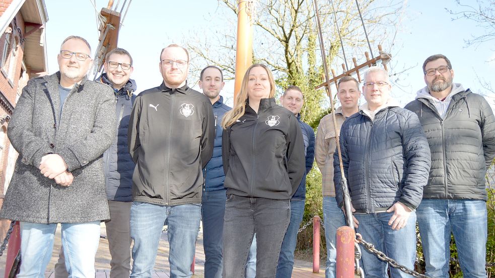 Mehrere Sportvereine aus den Gemeinden Rhauderfehn und Westoverledingen gehen im Fußball-Jugendbereich neue Wege und wollen eine gemeinsame Jugendspielgemeinschaft gründen. Das Foto zeigt (von links) Horst Junior (SG Collinghorst/Rajen), Marco Groenewold (SC Rhauderfehn-Langholt), Henning Rieken (SV Burlage), Joachim Südtmann (SC Rhauderfehn-Langholt), Ulrike Jansen (SV Burlage), Jörg Klüver (Concordia Ihrhove), Oliver Baarts, Ralph Stellemans, Knut Hofmayer (alle TuRa 07 Westrhauderfehn). Es fehlen: Berti Dendzik (Holter SV), Robin Schmidt, Dennis Fennen (beide SC Rhauderfehn-Langholt) und Reinhard Rohden (SG Collinghorst/Rajen). Foto: Weers